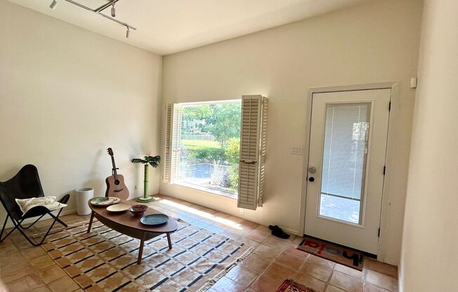 Alamo Heights Gem ~  2 / 2.5 Multi-Level Condo w/ 3 Balconies