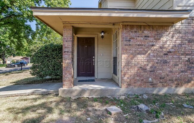 Gorgeous 3 bedroom, 2 bath Duplex home in the heart of Arlington!