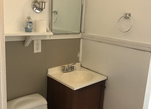 2 beds, 1 bath, 1,028 sqft, $2,100, Unit 3
