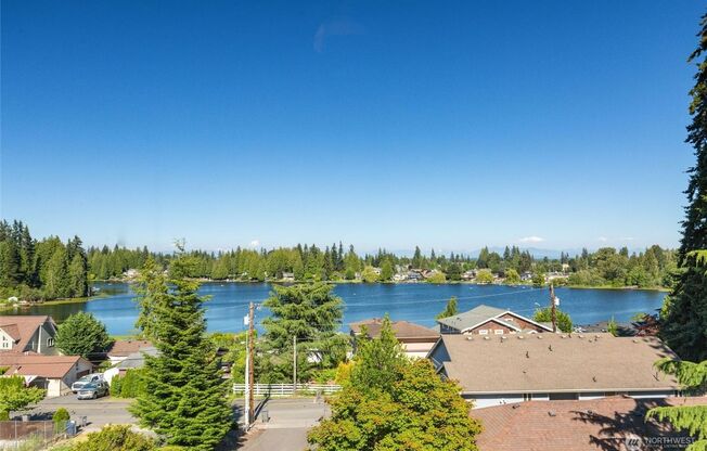 Martha Lake VIEWS; Top floor unit