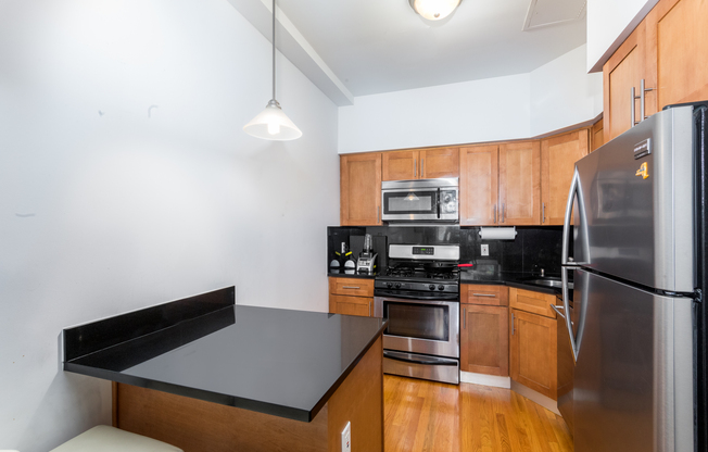 713 METROPOLITAN AVE