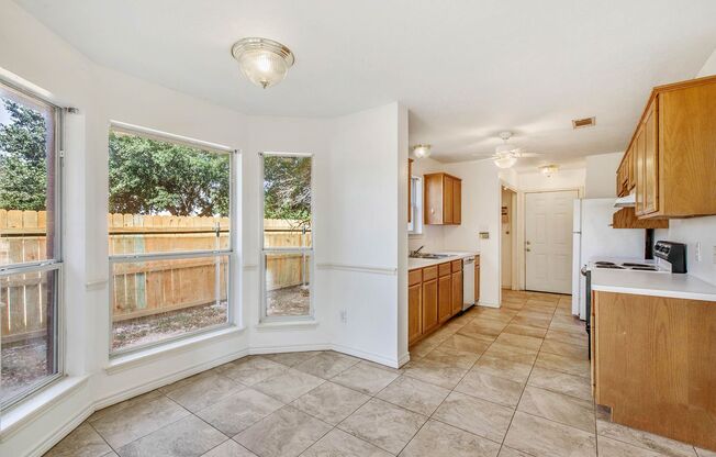 Available August 2026!  3 Bedroom 3 Bathroom Duplex with Yard Close to Campus/Bus Route!