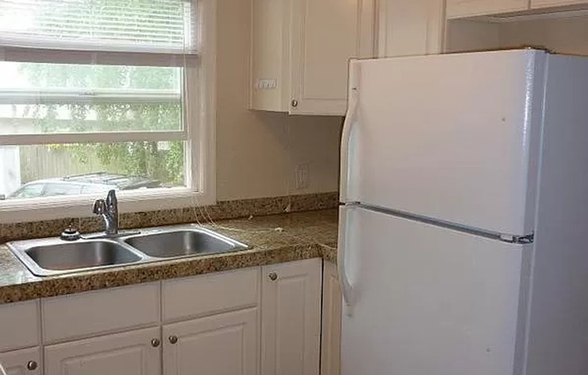 2 beds, 1 bath, $1,400, Unit 3