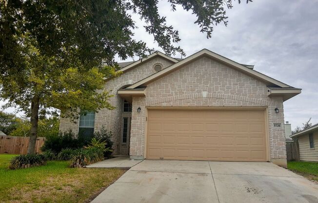 Lovely 4 Bedroom Home with Master Downstairs-Easy Access to I-35