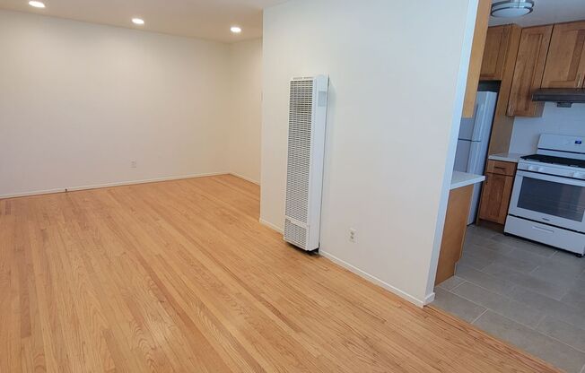 This is a lovely and clean 2-bedroom, Upper Corner Unit with lots of Natural Light, just a couple minutes walk from North Berkeley BART.