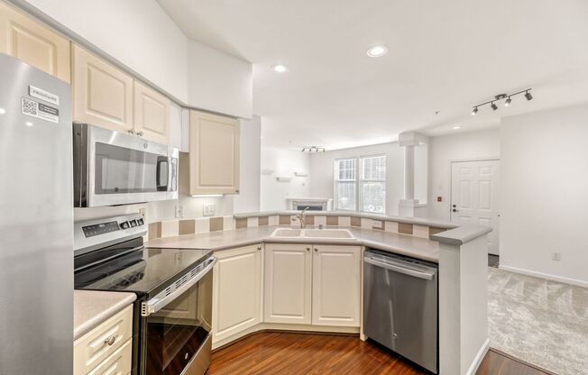 Well-Equipped 2 Bed 2 Bath Sonoma Villero Condo w/ Community Pool, Hot Tub & Exercise Room!