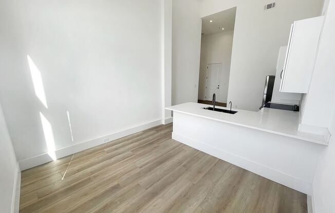 2 beds, 1 bath, 893 sqft, $2,450, Unit 1305