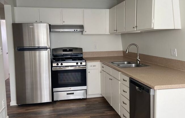 2 beds, 1 bath, 905 sqft, $1,400, Unit 5474-E