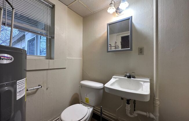 2 beds, 1 bath, $645, Unit 215