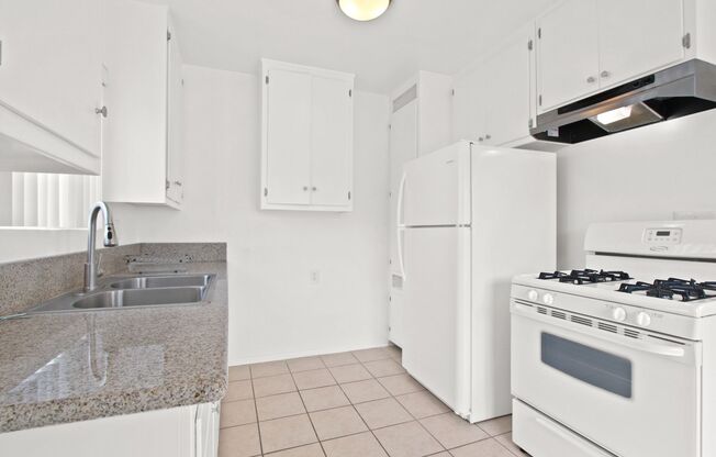 1531 Harvard St in Santa Monica - steps to Water Garden and SM Blvd!