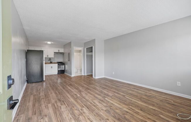 Studio, 1 bath, 300 sqft, $845, Unit 16