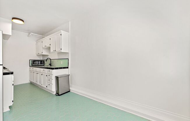 Studio, 1 bath, 550 sqft, $1,730.77, Unit 210