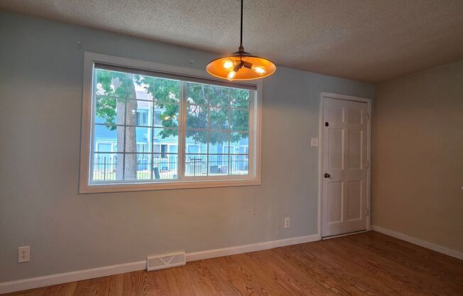Great 3 Bedroom Townhouse In Aurora!