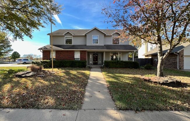 Discover this stunning 1990s home that perfectly combines space and comfort!