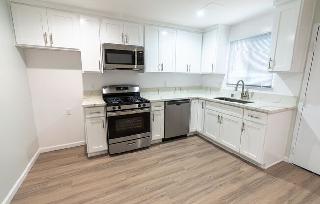 Studio, 1 bath, 565 sqft, $1,798, Unit 300
