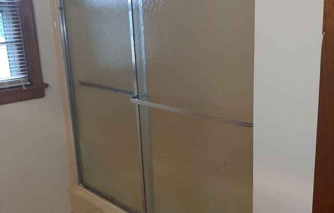 2 beds, 1 bath, 903 sqft, $1,250, Unit B-1