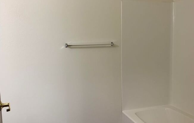 2 beds, 1 bath, $1,025, Unit 1704-102