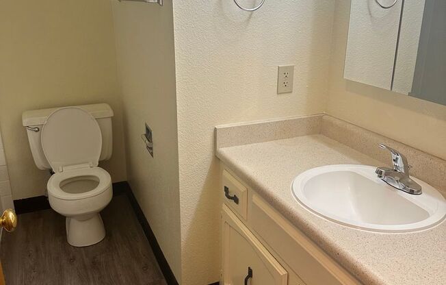 2 beds, 1 bath, 920 sqft, $1,500, Unit 7537-03