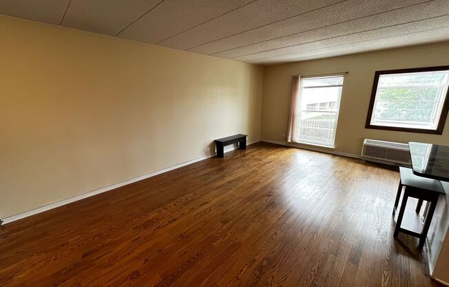 Spacious Updated 1 Bed / 1 Bath in Prime Rogers Park Location – In-Unit Laundry!