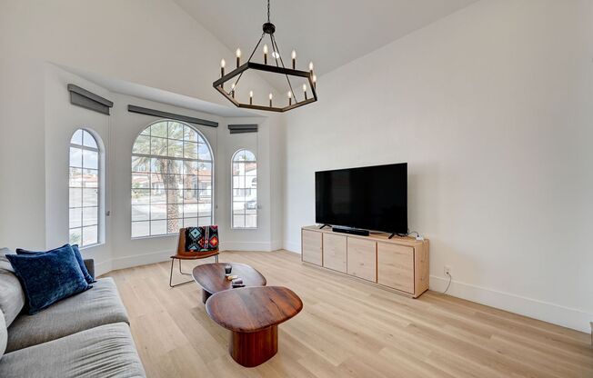 Furnished 4 bedroom home in the Lakes!