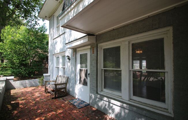 Charming 2/1 Downstairs Apartment Unit w/ AMAZING Character! Real Hardwood Floors Throughout//Minutes to Downtown Fort Worth/West 7th St!