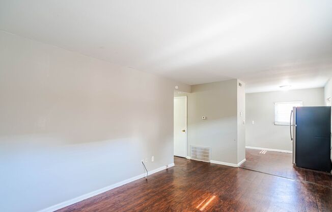 2 beds, 1 bath, $990, Unit 127M A