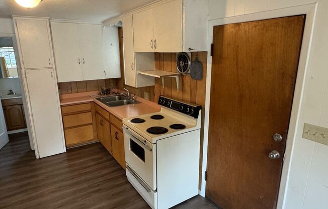 2 beds, 1 bath, $1,195, Unit 636 F St. Unit A