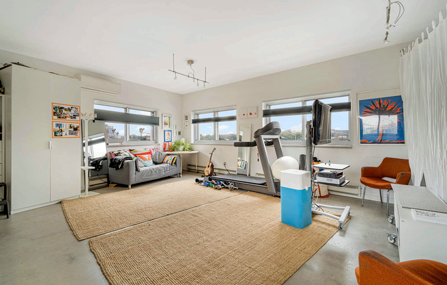 251 MONTROSE AVE