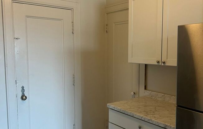 Studio, 1 bath, 550 sqft, $995, Unit 22