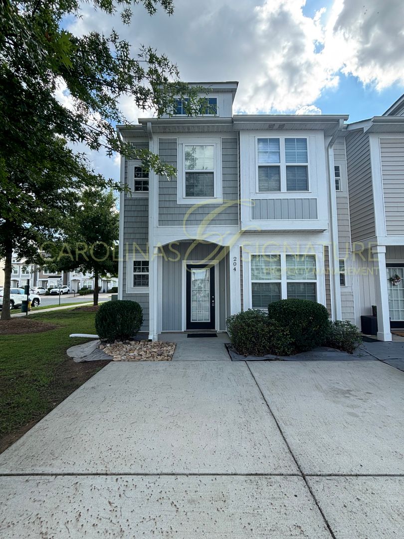 3BR/2.5BA Townhouse in Settlers Landing; End Unit