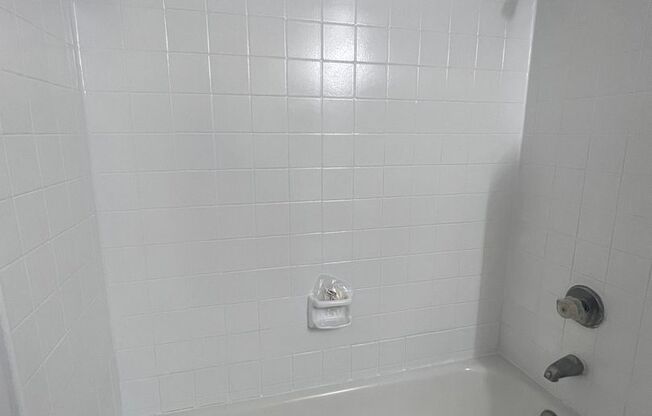 2 beds, 1 bath, 859 sqft, $1,050, Unit 01-003