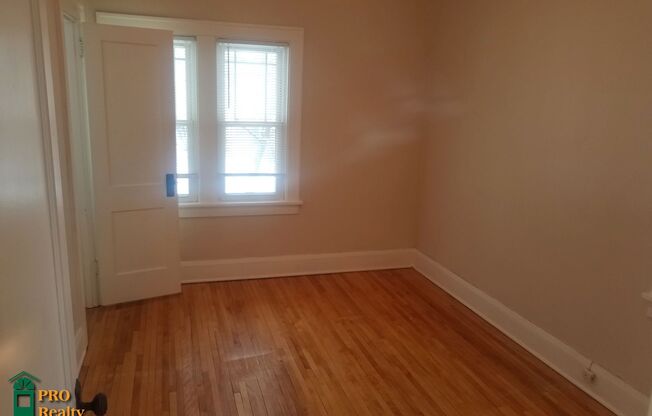 2 beds, 1 bath, 1,104 sqft, $1,250