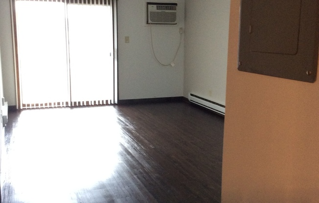 1 bed, 1 bath, 700 sqft, $1,050, Unit 11