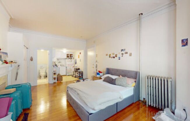 Nice, Sunny and Updated Brookline Studio on Beacon St in the 1000 block of Beacon St. Heat Inc, NO FEE