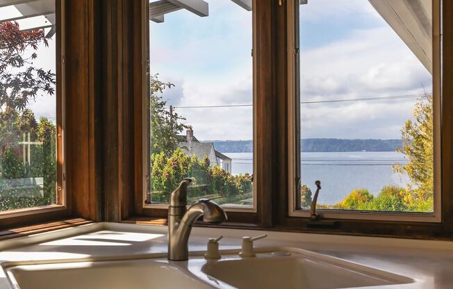 Normandy Park House: Picturesque Views, Sport Court, Upgrades Throughout