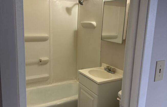 2 beds, 1 bath, 564 sqft, $895, Unit 0016