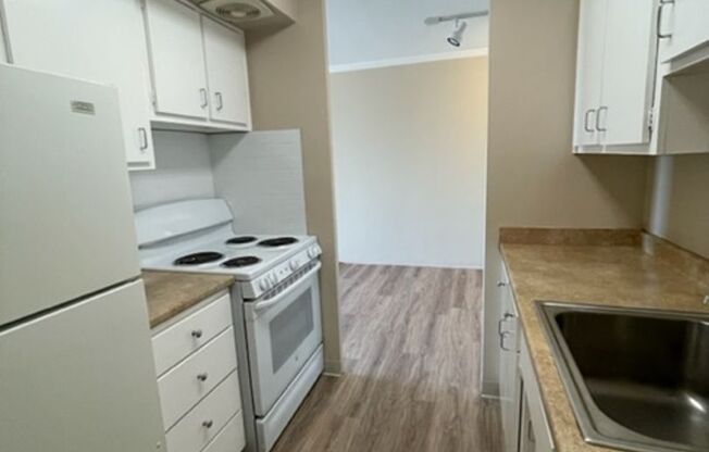 1 bed, 1 bath, 698 sqft, $1,450, Unit 601