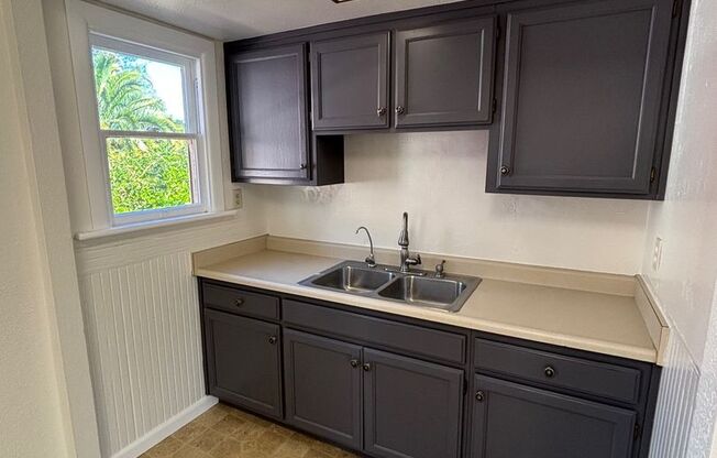 2 beds, 1 bath, $2,850, Unit 720 Beaver Street