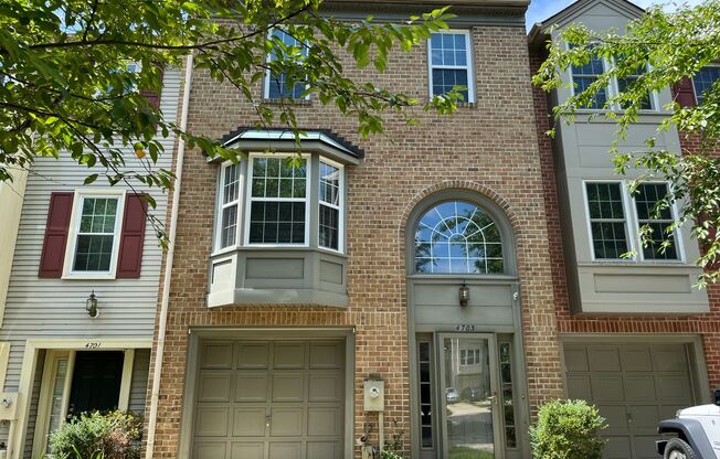 Updated 3 BR/2.5 BA Townhome in Dorsey Hall!