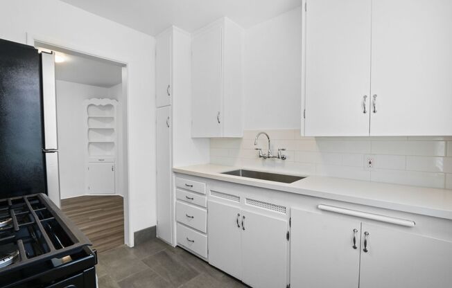 NEWLY RENOVATED STUDIO IN PRIME ALAMITOS BEACH!
