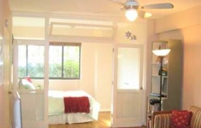 Spectacular Scott Circle Solarium Studio Apartment Close to The White House.