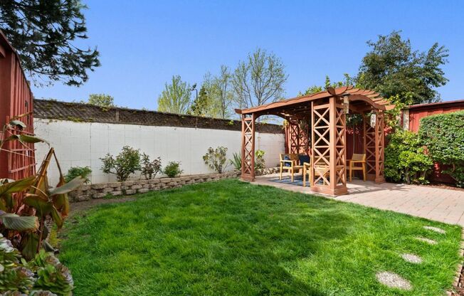 $3,790 - BEAUTIFULLY REMODELED THREE BEDROOM TOWN HOME IN SUNDALE AREA OF CENTRAL FREMONT