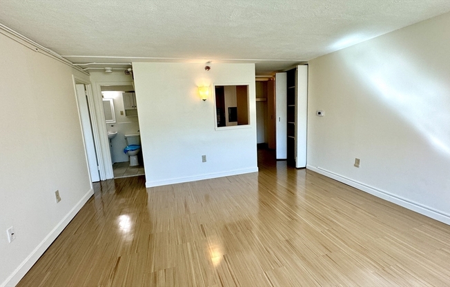 1 bed, 1 bath, 650 sqft, $2,805, Unit 72