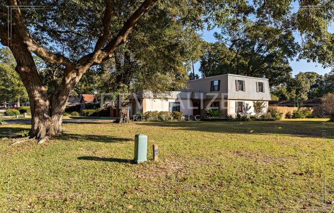 Charming 3-Bd 2.5 Ba on Corner Lot in Satsuma!