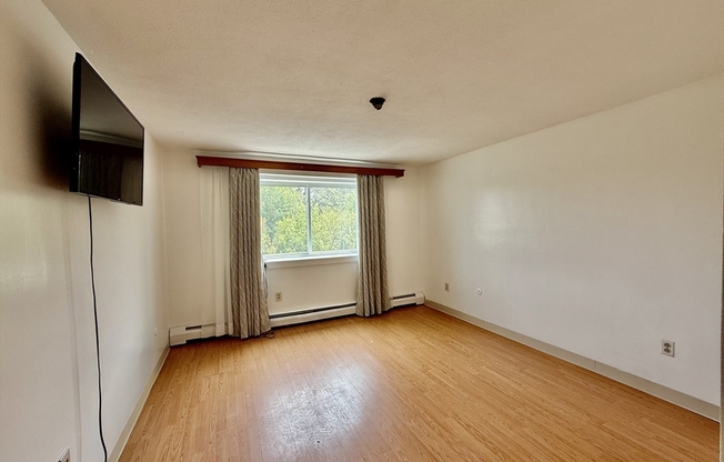 1 bed, 1 bath, 999 sqft, $1,900, Unit 4L