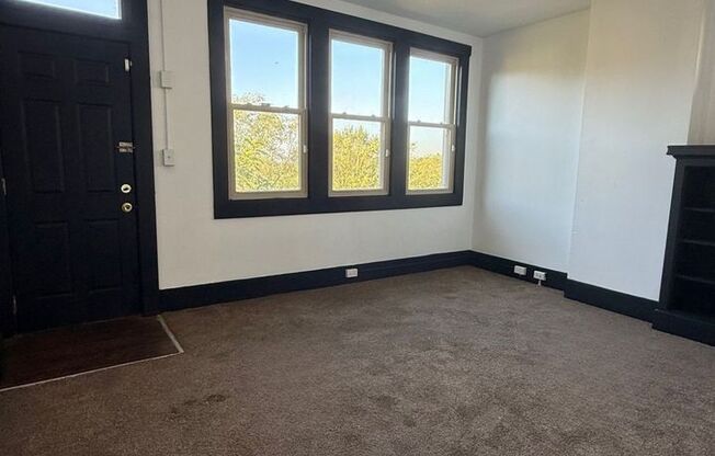 Spacious 2 Bedroom/1 Bath Apartment in Observatory Hill