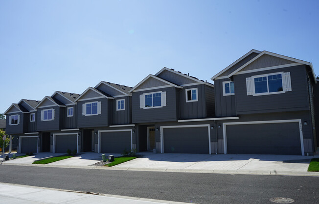 LIKE NEW TOWNHOME FOR RENT IN THE SIFTON AREA - 7404 NE 136th Ave