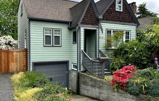 Spacious 4 Bedroom Home Minutes from Green Lake