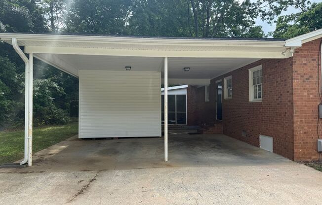 4 Bedroom Home On Quiet Road With Screened in Porch!