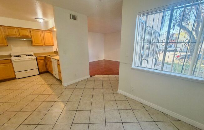 Super central 2 bedroom condo with tile & laminate flooring and in unit laundry! Home is very conveniently near many stores, businesses, and restaurant!